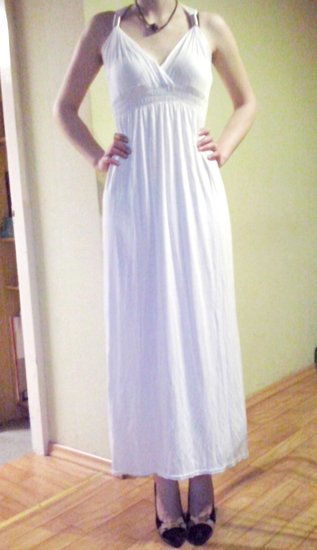 Romėniška balta suknelė.