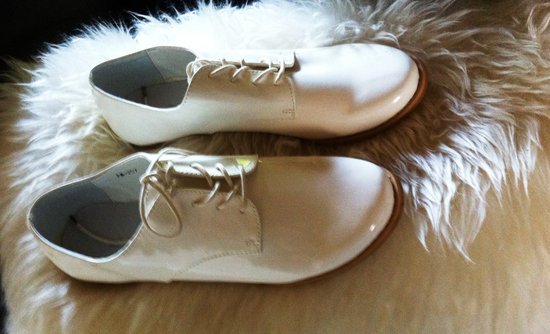 Nauji balti lakuoti batai
