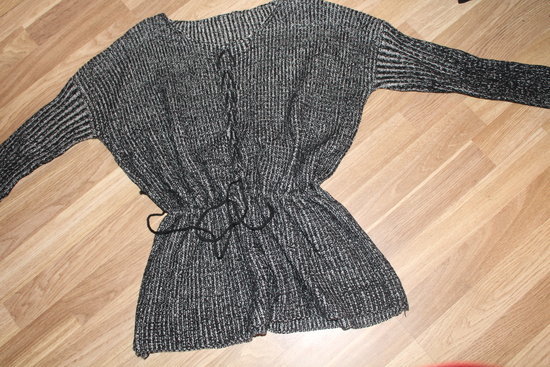 Megztas peplum stiliaus megztinis