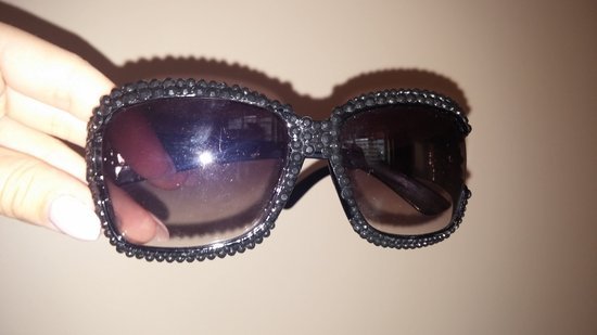 stilingi akiniai su juodais blizguciais