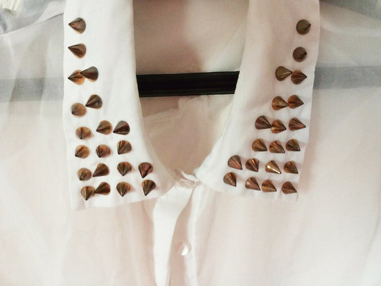 Balti Amisu marškinukai su kniedėmis
