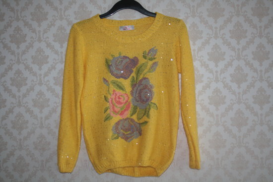 Geltonas megztinis su blizgučiais