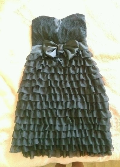Puošni proginė juoda suknelė
