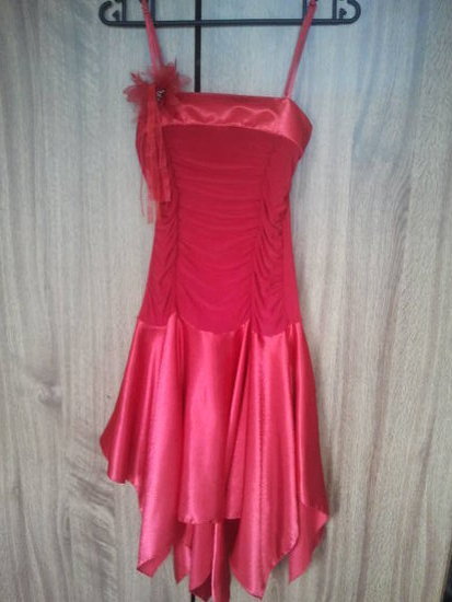 Trumpa raudona proginė suknelė