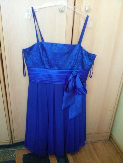 mėlyna puošni suknelė