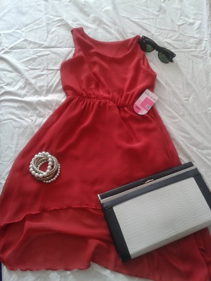 Raudona asimetriška suknelė