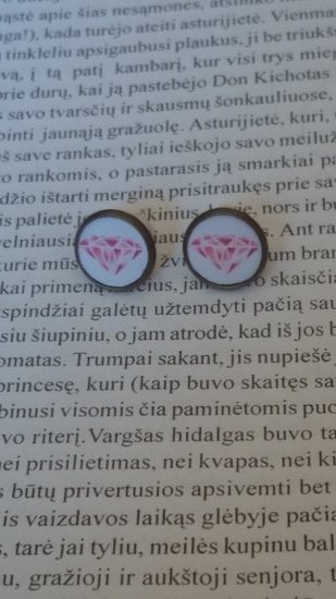 auskarai su rožiniu deimantu