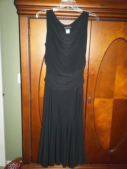 juoda suknelė.