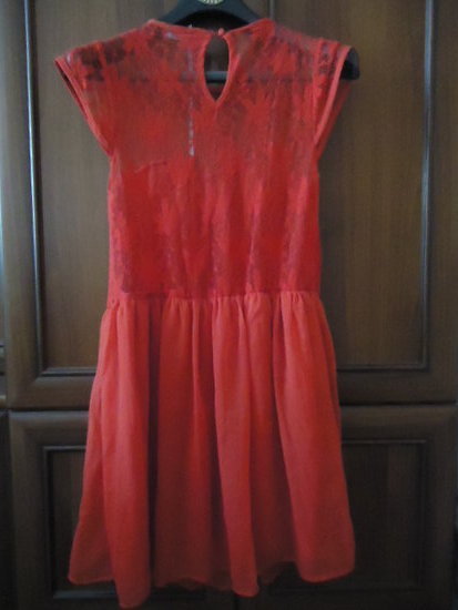 Nuostabi raudona suknelė