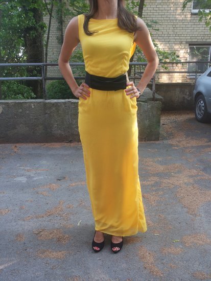 Geltona ilga vakarinė suknelė