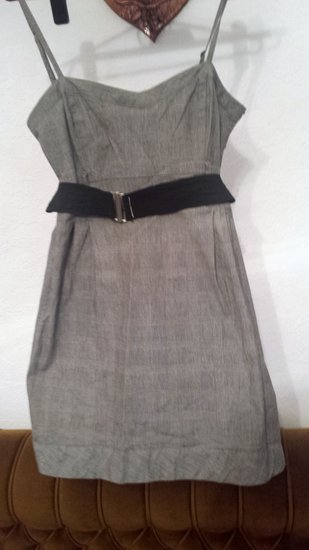 Paprasta pilka suknelė