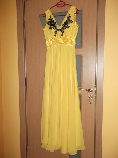 Geltona puošni suknelė