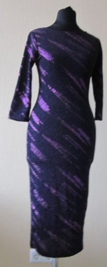 Suknelė su violetinėmis detalėmis