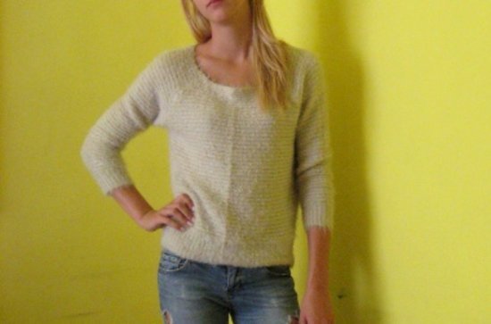 Kreminis pūkuotas megztinis