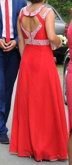 Tobula raudona suknelė.