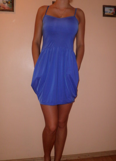 Ryškiai mėlyna suknelė