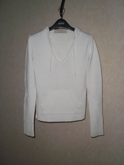 Baltas V formos megztinis 
