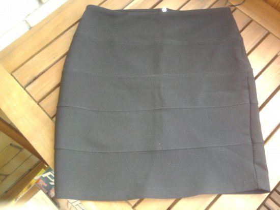 Stilingas juodas sijonas