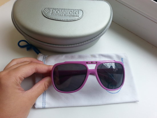 Violetiniais rėmais akiniai