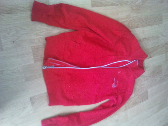 Raudonas džemperis