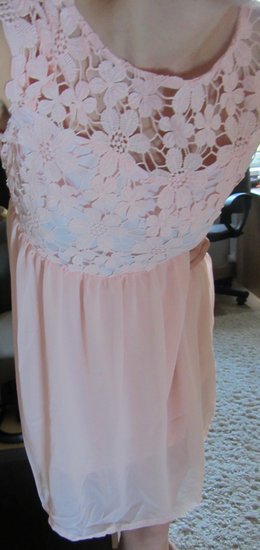 Nauja šviesiai rožinė nėriniuota suknelė