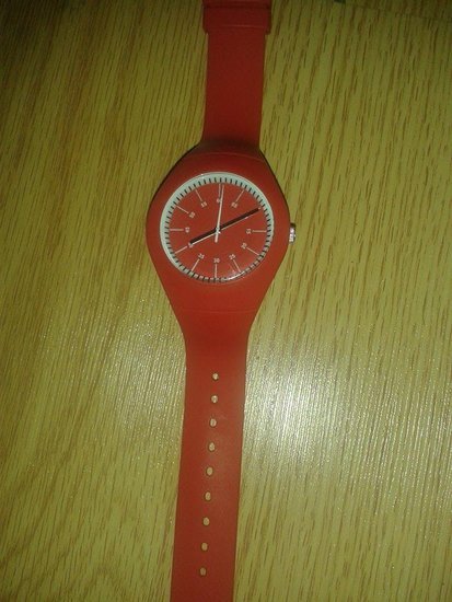 Raudonas naujas laikrodukas