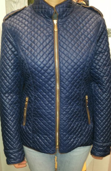 Didesnio dydžio dygsniuota mėlyna striukė