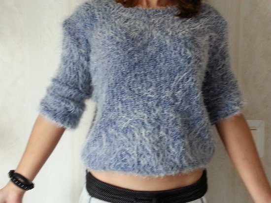 švelnus mėlynas megztinis