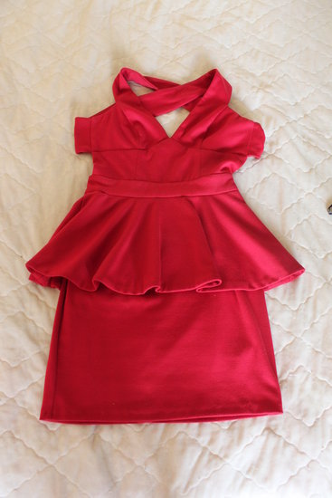 Neeilinė raudona suknelė