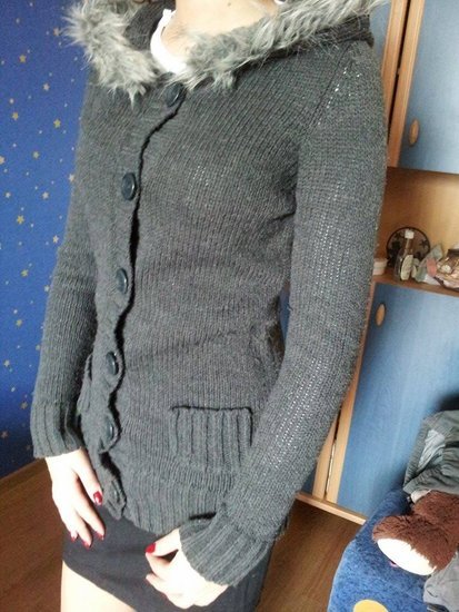Pilkas megztinis su gobtuvu