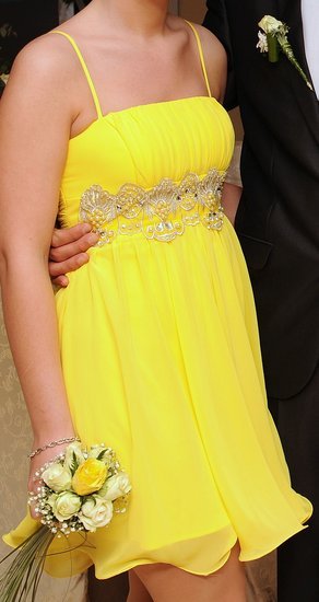 Geltona suknelė su nėriniais