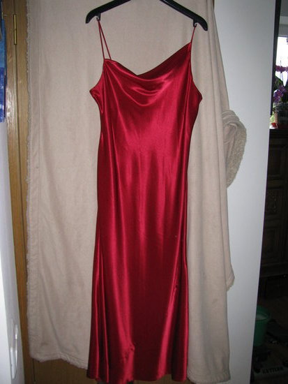 Raudona pusilge suknele su švarkeliu