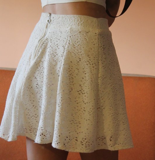 Baltas gifiurinis sijonas 
