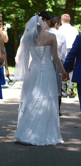 Vestuvine suknele su priedais 