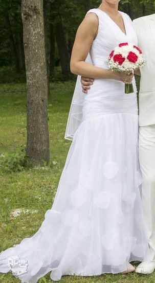 Undinėlės formos vestuvinė suknelė