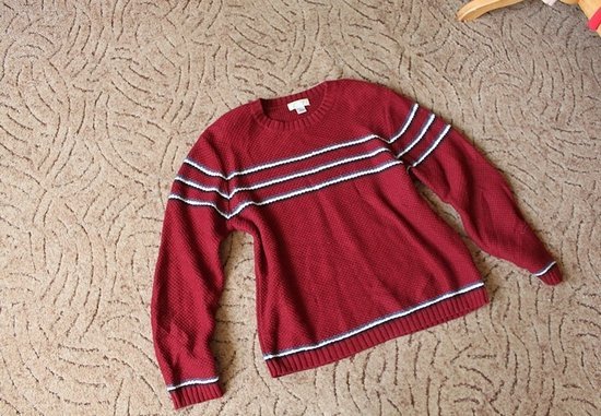 Tamsiai raudonas megztinis su dryziukais 