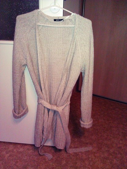 siltas smelio spalvos megztinis