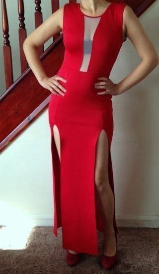 raudona išskirtinė suknelė