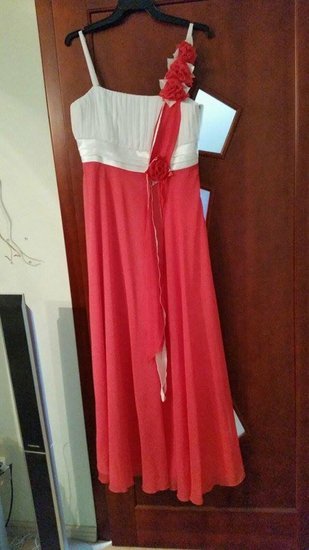 Ryškios spalvos suknelė
