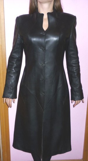 juodas odinis paltas