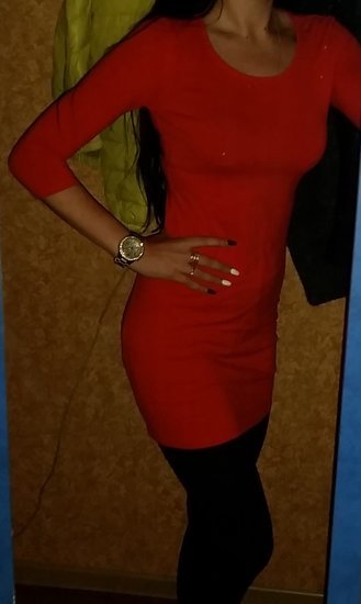Raudona, aptempta suknele