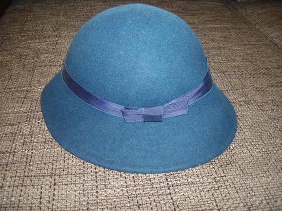 Tamsiai mėlyna skrybėlė
