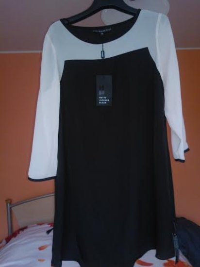 Labai graži juoda su baltomis rankovėmis suknelė