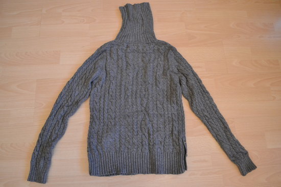 šiltas pilkas megztinis