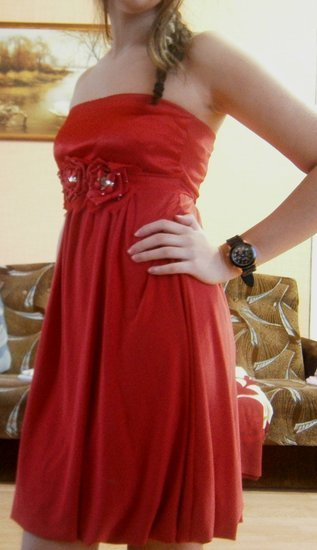 graži raudona suknelė