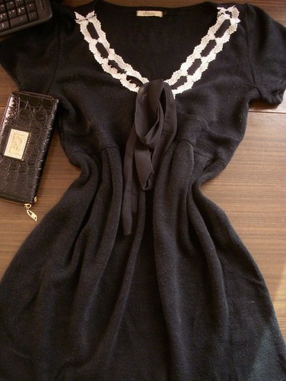 Moteriška juoda suknelė su kaspinu