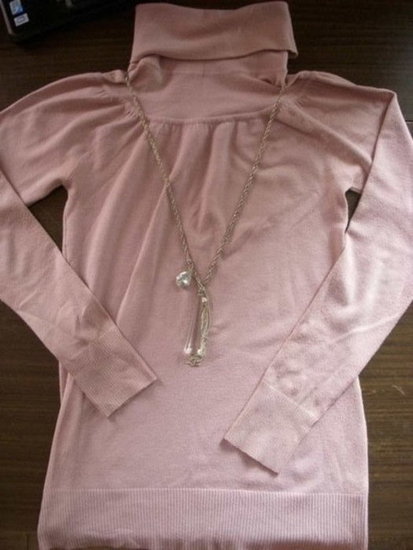 Švelniai rožinės spalvos megztinis