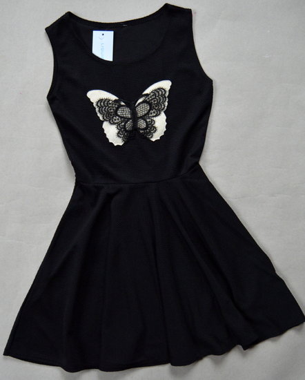 Stilinga juoda suknelė su drugeliu