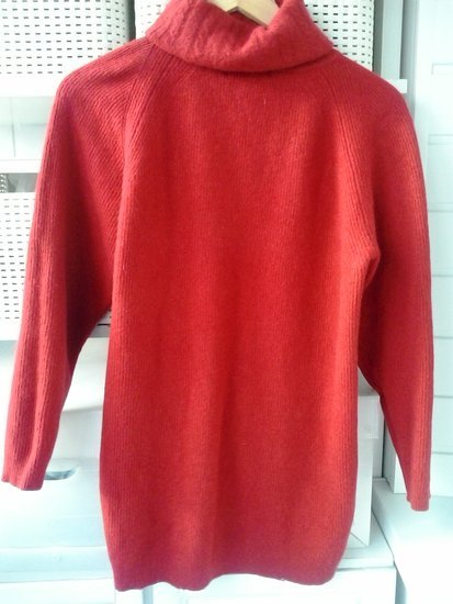 Raudonas šiltas, ilgas megztinis