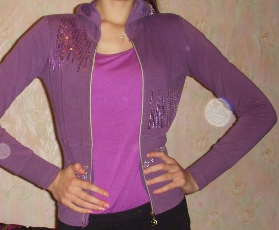 Violetinis džemperis su blizgančiais žvyneliais